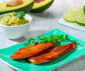 Pollo marinato servito con guacamole al lime