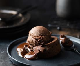 Lava cake al cioccolato con gelato al caffè