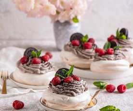 Mini bezy Pavlova z kremem Oreo® i malinami
