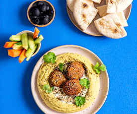 Ziołowy hummus z falafelami