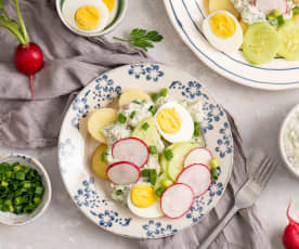 Młode ziemniaki z nowalijkami, jajkiem i sosem tatarskim (z osłoną noża miksującego 2.0)