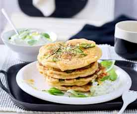 Zucchini-Schinken-Pancakes mit Kräuter-Senf-Schmand