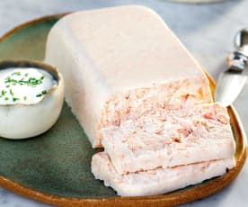 Mousse de salmón con salsa de yogur