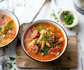 Gulasz z chorizo, ciecierzycą i makaronem