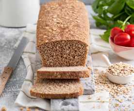 Chleb orkiszowy z płatkami owsianymi i sezamem