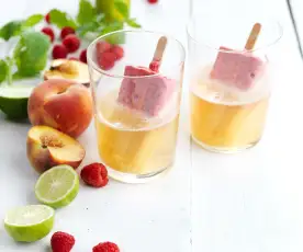 Cocktail de espumante com sorvete de framboesa e pêssego