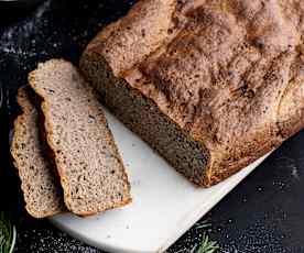 Rustykalny chleb z oliwkami, figami i orzechami