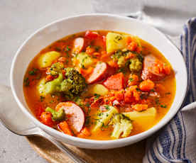 Gulasz warzywny z ziemniakami i kiełbasą