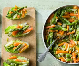 Guarnición de zanahorias baby con ajetes y espárragos verdes