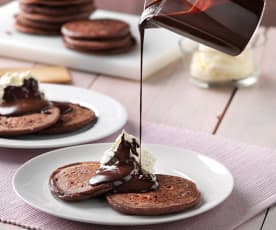 Kakaowe pancakes z bitą śmietaną i sosem czekoladowym