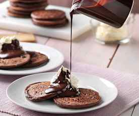 Kakaowe pancakes z bitą śmietaną i sosem czekoladowym