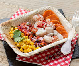Ceviche de lubina y langostinos con maíz y batata