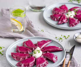 Różowe pierogi z kozim serem i ziemniakami