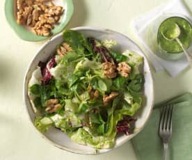 Blattsalat mit grünem Dressing und Walnüssen