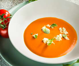 Paradeiser-Rotwein- Suppe mit Mozzarella