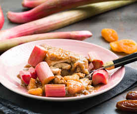 Pollo guisado con ruibarbo y manzana