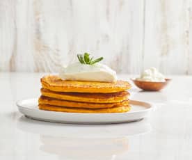 Pancakes salati alle carote con mousse alle erbe aromatiche