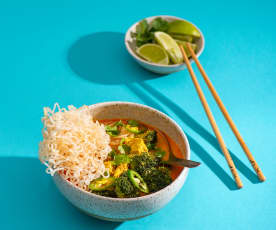Zupa Khao soi z tofu, brokułem i prażynkami z makaronu ryżowego