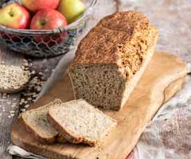 Chleb jabłkowy z płatkami owsianymi i tymiankiem