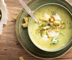 Brokkoli-Käse-Suppe mit Croûtons