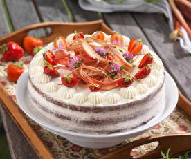 Erdbeer-Rhabarber-Torte mit Schokoladenbiskuit und Mascarpone-Topfencreme