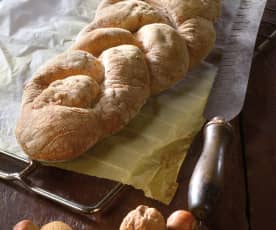 Pan di castagne in treccia con noci, mandorle e nocciole