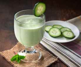 Orzeźwiający koktajl z ogórkiem, jogurtem i miętą