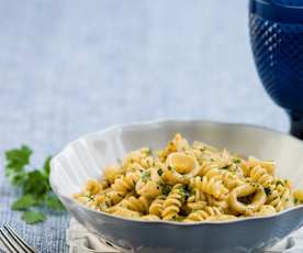 Salada de fusilli com calamares
