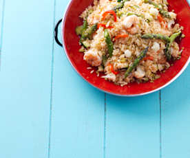 Salada de arroz com camarão e legumes