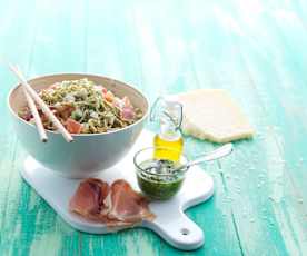 Noodles com pesto de rúcula, requeijão e presunto