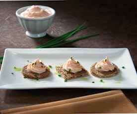 Mousse di salmone su tartine di segale