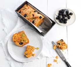 Bolo salgado de espargos, azeitona e tomate