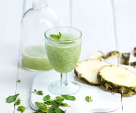 Cocktail de rum, ananás e hortelã