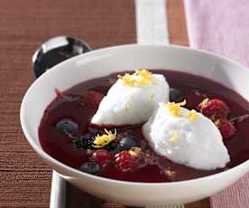 Beerenkaltschale mit Schneeklößchen