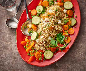 Couscous met abrikozen, hazelnoten, feta en groentemengeling