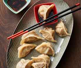 Pierogi z kapustą i mięsem wieprzowym na parze