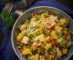 Zeleninovo-bramborový salát s kuřecím masem a bylinkovou smetanou   