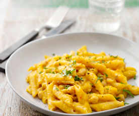 Makaron z sosem dyniowym i ciecierzycą