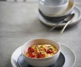 Risoto de alho com tomate-cereja e mozarela