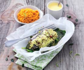 Papillote de bar aux épinards, sauce curcuma et purée de carotte
