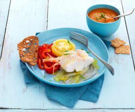 Cabillaud et petits légumes d’été à la vapeur et soupe froide tomate-courgette
