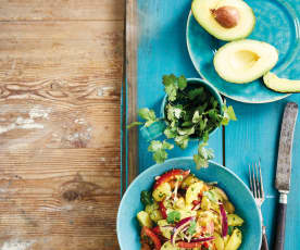 Salada de batata nova com molho de coentros e abacate