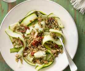 Makaron z cukinii z tuńczykiem i suszonymi pomidorami