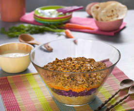 Sałatka z czerwonej kapusty, komosy ryżowej i wegetariańskich kiełbas