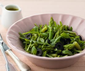 Salada verde com vinagreta de manjericão