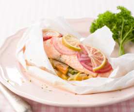 Salmão em papelote com legumes em juliana