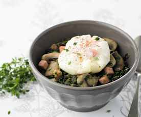 Espinafres e cogumelos com ovos escalfados