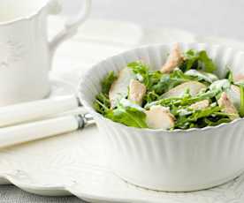 Salada de peru e pera com molho de iogurte e coentros