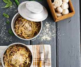 Fettuccini com tomate seco e cogumelos