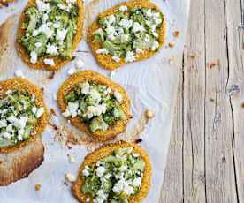 Piza naan de batata-doce com brócolos e queijo feta